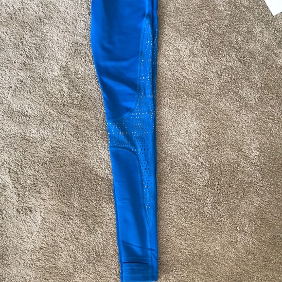 Alo yoga leggings with super cute detail - Picture 3 of 3